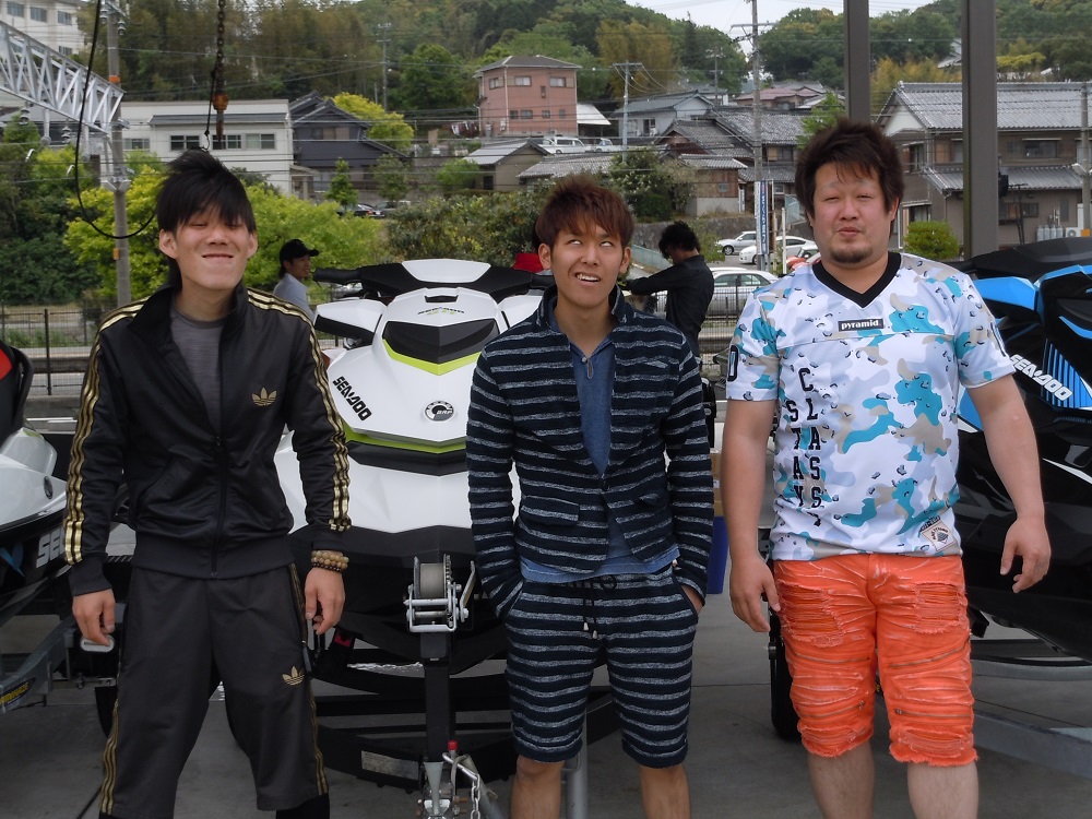 免許証待ち、初乗りが待ち遠しい気持ちで納艇です。
