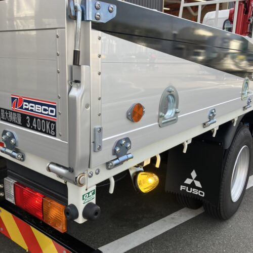 トラックにサイドマーカーランプを取付け