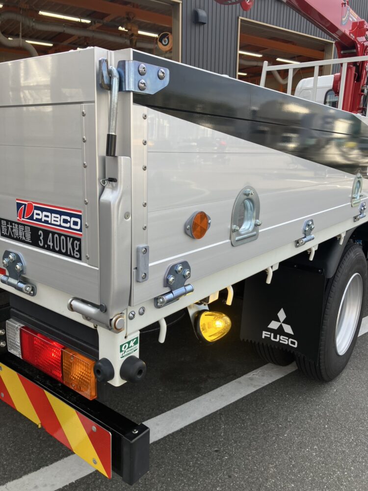 トラックにサイドマーカーランプを取付け